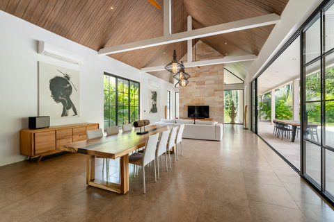 High ceilings and wood beams make this space feel boundless. Dine, lounge, and watch the garden flow past you through wall-to-wall glass.