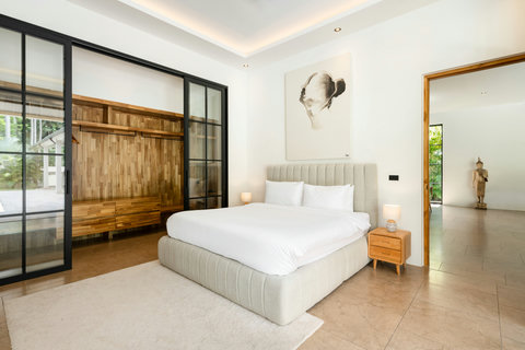 Wake to natural light and garden views. This calm room invites you to rest and recharge.