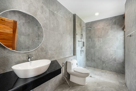 Modern Bathroom Villa Sabai Lamai - Luxury Bathroom with Designer Fixtures Koh Samui