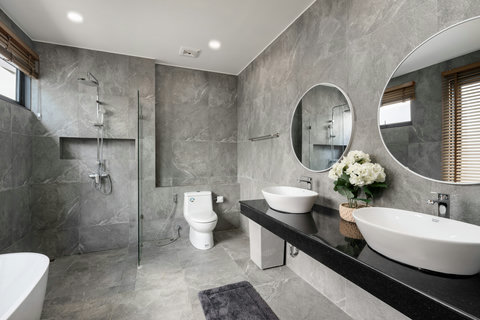 Designer Ensuite Bathroom Villa Sabai Lamai - Contemporary Bathroom with Walk-in Shower Koh Samui