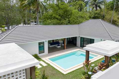 Covered outdoor sala with comfortable seating overlooking the pool