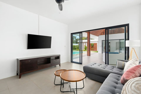 Entertainment area with wall-mounted TV and contemporary style