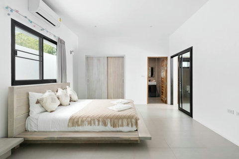 Peaceful bedroom with natural textures and cozy ambiance