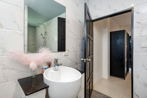 Guest bedroom with twin beds and freestanding bathtub at Villa SKY, Nathon Koh Samui