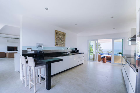 Modern kitchen with breakfast bar and open-plan design