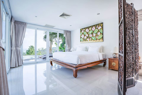 Cozy bedroom with twin beds and traditional wooden headboards