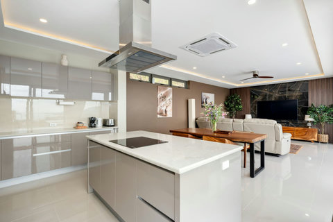 Premium kitchen with Bosch appliances and island counter – perfect for cooking or hiring a private chef.