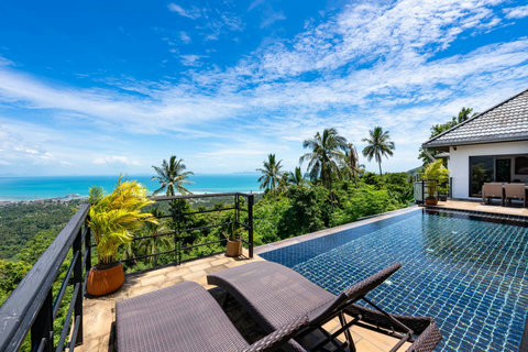Infinity-edge private pool with sun loungers and breathtaking views over the Gulf of Thailand