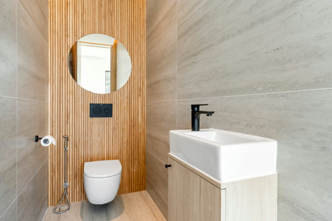 Modern en-suite bathroom with freestanding soaking tub