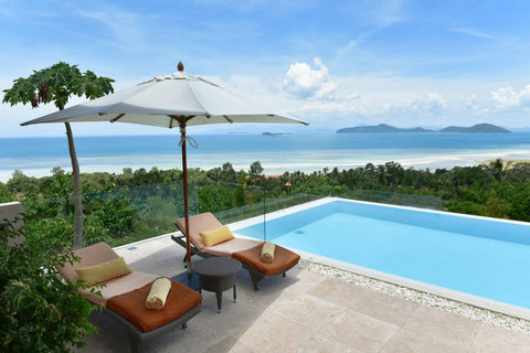 Sun loungers with parasol by the private pool surrounded by tropical palms - relax at Villa Soluna Koh Samui