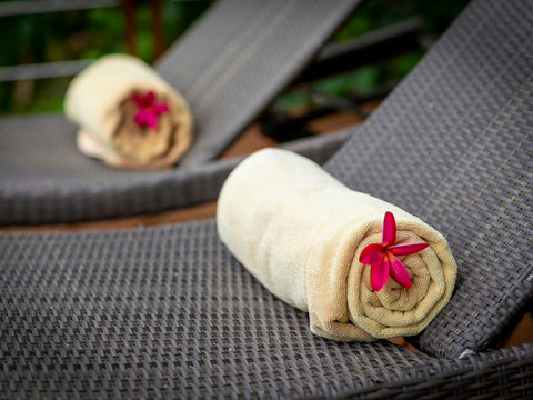 Welcome amenities with spa-style rolled towels and tropical flowers - attention to detail at Villa Soluna
