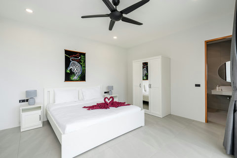 Fourth Bedroom - Plush King Bed with Garden Views & AC
