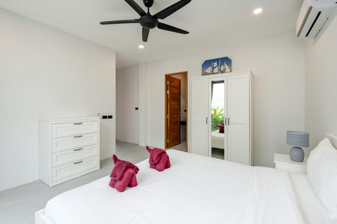 Guest Bedroom 4 - Spacious Room with Walk-in Wardrobe & Modern Design