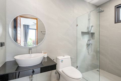 Guest Bathroom - Modern Vanity with Round Mirror & Walk-in Shower