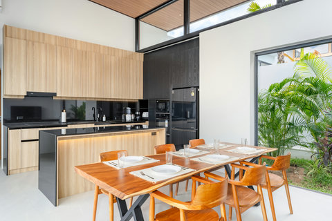 Modern Kitchen & Dining - Fully Equipped with Black Appliances & Indoor Garden