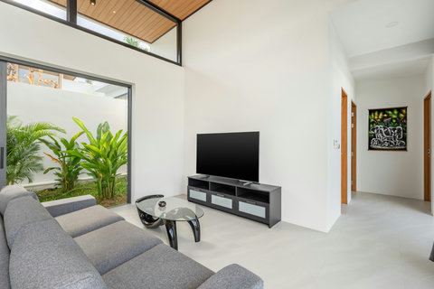 TV Lounge - Smart TV, Indoor Plants & Comfortable Seating