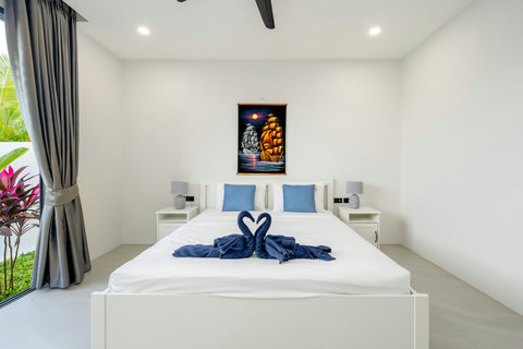 Fourth Bedroom - Plush King Bed with Garden Views & AC