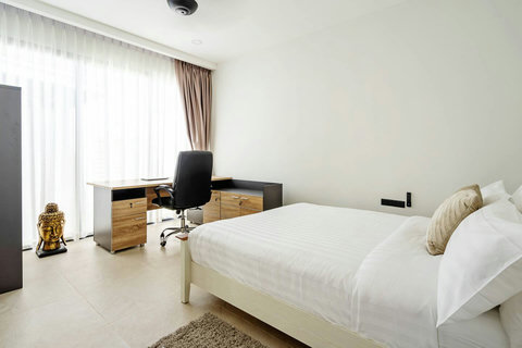 Bedroom with dedicated home office workspace - Ideal for remote work and digital nomads