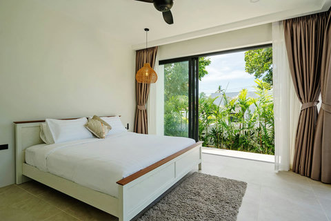 Serene bedroom with garden views - Wake up to tropical greenery and natural light