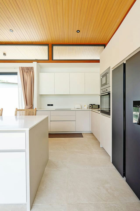 Fully-equipped modern kitchen - Premium appliances and ample counter space for home cooking