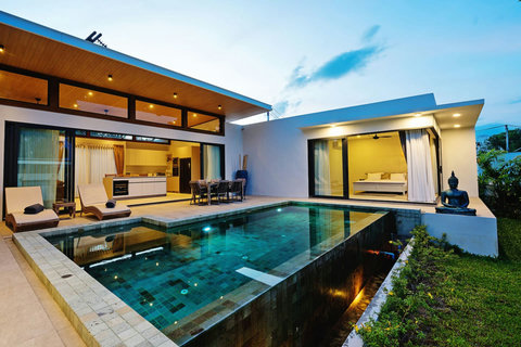 Panoramic pool and villa view - Showcasing contemporary design and lush tropical landscaping