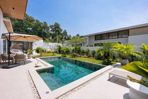 Covered outdoor dining and lounge area perfect for tropical evenings, Koh Samui villa
