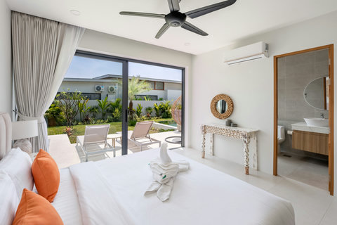 Open-plan living space with ceiling fan and direct pool access, Koh Samui rental