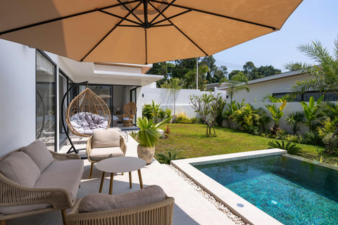 Shaded outdoor terrace with garden seating at Sawasdee Pool Villas, Koh Samui