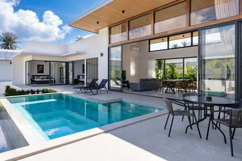 Stunning infinity swimming pool overlooking lush tropical gardens at our luxurious Sawasdee pool villa in Koh Samui