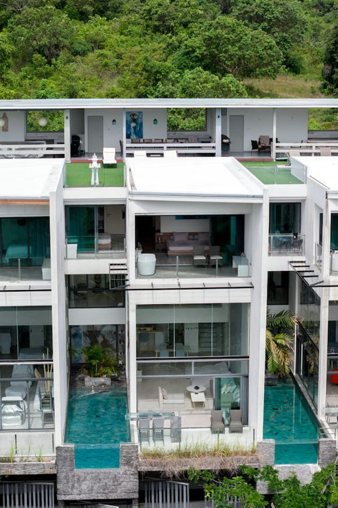 Open-plan living room with jacuzzi and ocean views at Villa J3, Replay Residence Bangrak Koh Samui