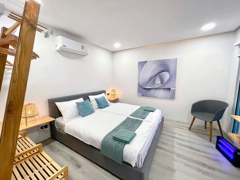Master bedroom with warm ambient lighting at Villa Q1, Bangrak Koh Samui