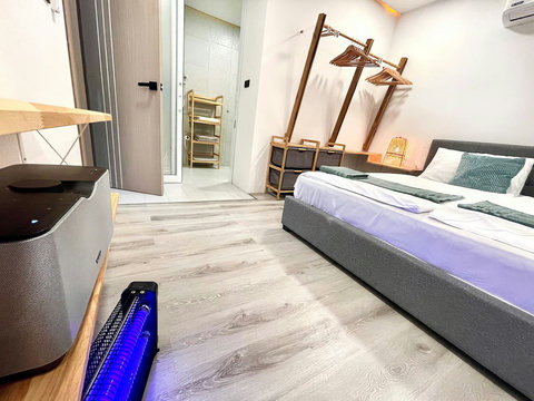Twin bedrooms with teal bedding at Villa Q1, Bangrak Koh Samui Thailand