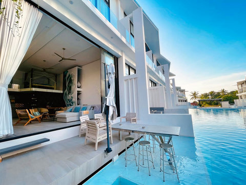 Swimming pool with sea view at Villa Q1, luxury Bangrak Koh Samui rental