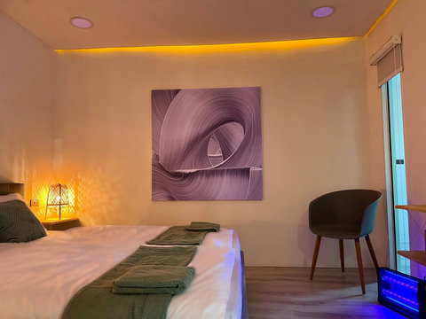 Bedroom with artistic wall decor at Villa Q1, Koh Samui luxury rental