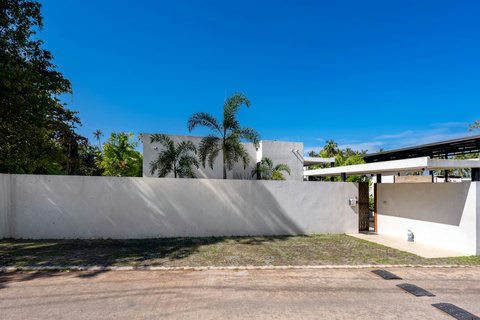 Villa entrance with private parking