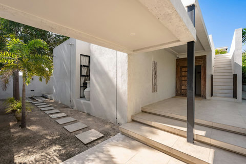 Private courtyard and covered walkway