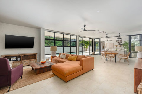 Bright living area with contemporary furnishings