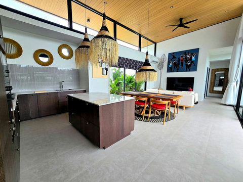 Bold kitchen and dining area with contemporary design