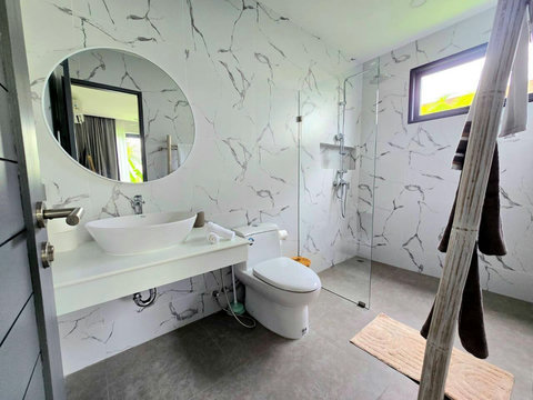 Ensuite bathroom with bathtub and fresh towels