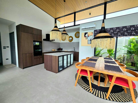 Dining area with vaulted ceiling and colorful accent chairs