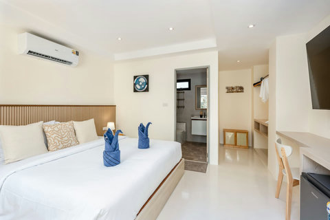 Air-Conditioned Bedroom with Premium Linens - Bankun Villa Koh Samui