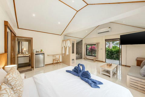 Comfortable Queen Bedroom with AC - Bankun Beachfront Villa Koh Samui