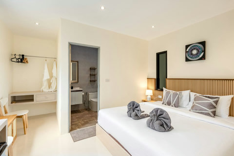 Bright Guest Bedroom with Ensuite - Bankun Beachfront Koh Samui Rental