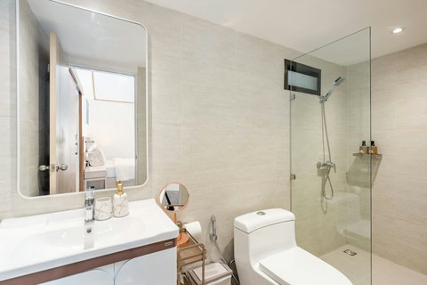 Pristine White Bathroom with Modern Fixtures - Bankun Villa Koh Samui Rental