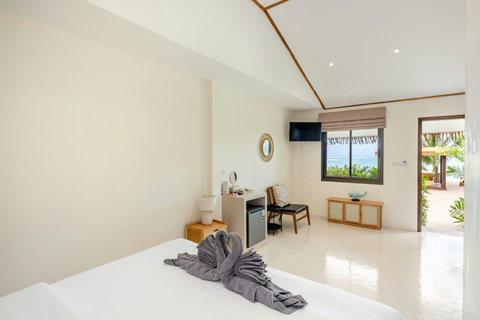 Comfortable Bedroom with Dining Area - Bankun Beachfront Koh Samui Holiday Home
