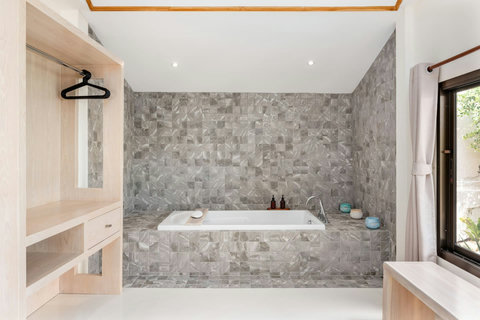 Luxury Bathroom with Soaking Bathtub - Bankun Koh Samui Beachfront Rental