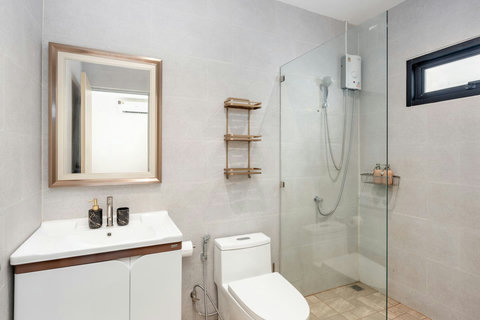 Modern Glass Shower Bathroom - Bankun Koh Samui Beachfront Holiday Villa