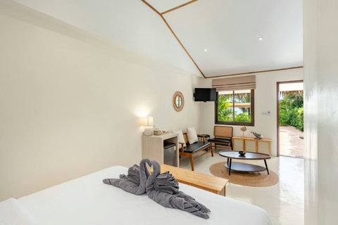 Bright Open-Plan Living Area with Balcony Access - Bankun Koh Samui Rental