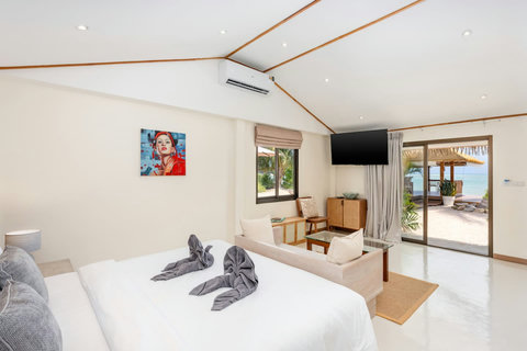 Stylish King Bedroom with Tropical Artwork - Bankun Koh Samui Vacation Home