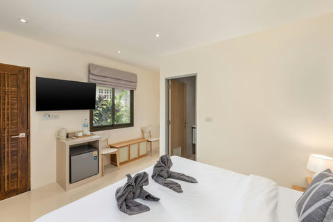 Bedroom with Smart TV and Work Desk - Bankun Koh Samui Villa Rental